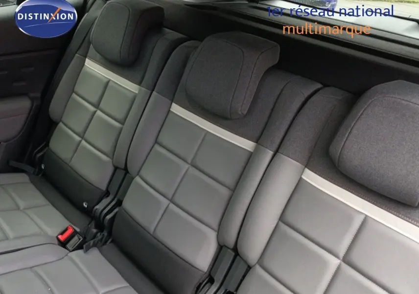 Vue intérieure des sièges arrière gris clair et tissu foncé du Citroën C5 Aircross hybride rechargeable 2022.