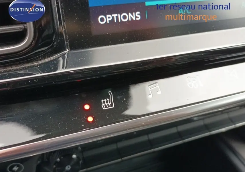 Détail du tableau de bord du Citroën C5 Aircross hybride rechargeable 2022, montrant les commandes de siège chauffant.