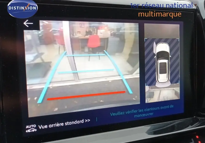 Écran de caméra de recul du Citroën C5 Aircross gris platinium 2022 montrant une vue arrière standard avec guidage de trajectoire.