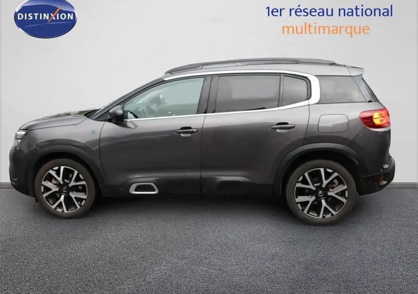 Vue latérale droite d'un Citroën C5 Aircross hybride rechargeable 2022 gris platinium avec jantes noires et détails chromés.