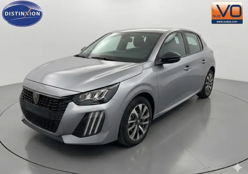 PEUGEOT 208 Hybrid gris en 3/4 avant droit, avec calandre noire et jantes 16 pouces distinctives.