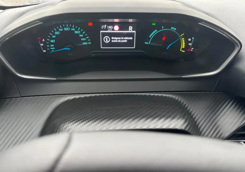 Tableau de bord numérique de la Peugeot 208 Hybrid 100 e-DCS6 Style 2025, vue frontale avec affichage digital coloré.