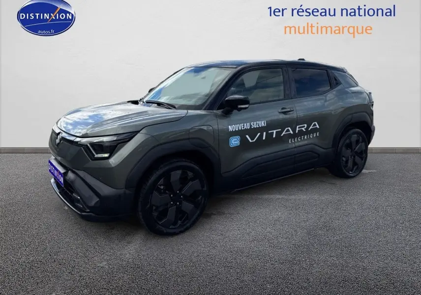 Suzuki Vitara électrique vert Land Breeze, vue 3/4 avant droit avec toit noir et jantes noires.