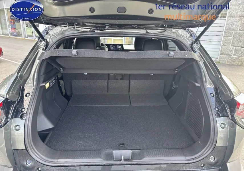 Coffre ouvert vu de l'arrière d'un Suzuki Vitara 2026 vert Land Breeze avec toit noir, montrant l'espace de chargement vide.