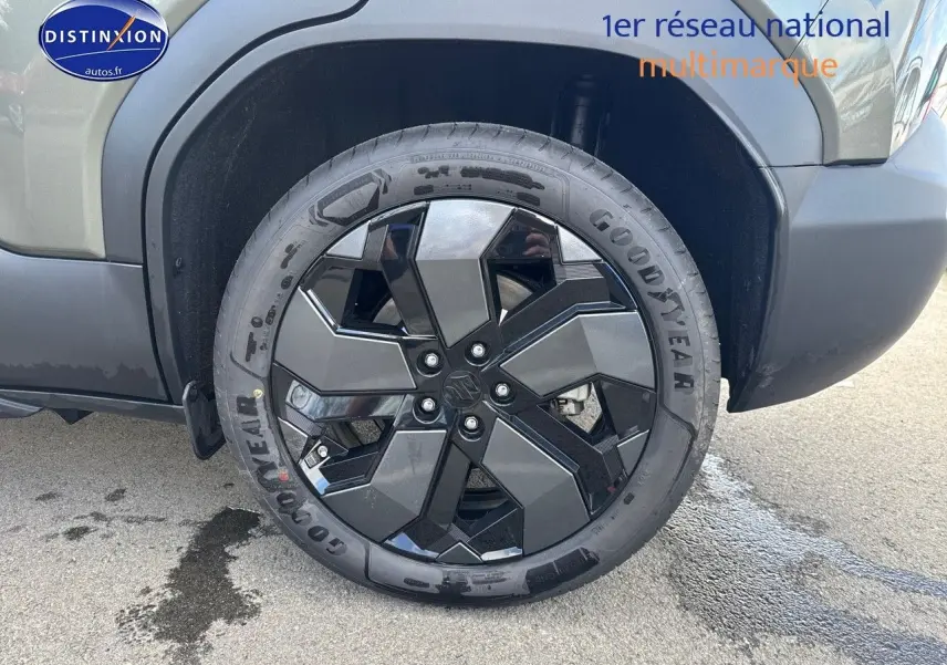 Gros plan sur la roue arrière droite du Suzuki Vitara 2026 vert Land Breeze avec jante alu noire au design géométrique.