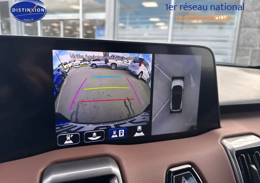 Écran tactile intérieur montrant la caméra de recul et vue 360° du Suzuki Vitara vert Land Breeze avec toit noir.