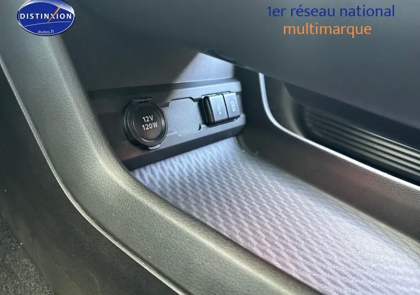 Prise 12V et ports USB dans l’accoudoir central avant du Suzuki Vitara 2026 Style vert Land Breeze avec toit noir.