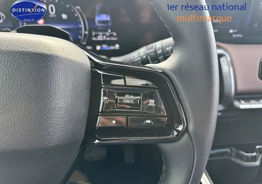Gros plan sur les commandes multifonctions à droite du volant noir du Suzuki Vitara 2026, intérieur cuir noir et marron.