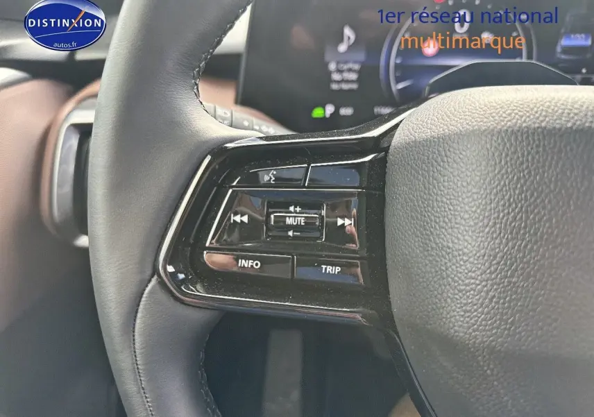 Gros plan sur les commandes gauche du volant noir du Suzuki Vitara 2026, avec boutons audio et multifonctions.
