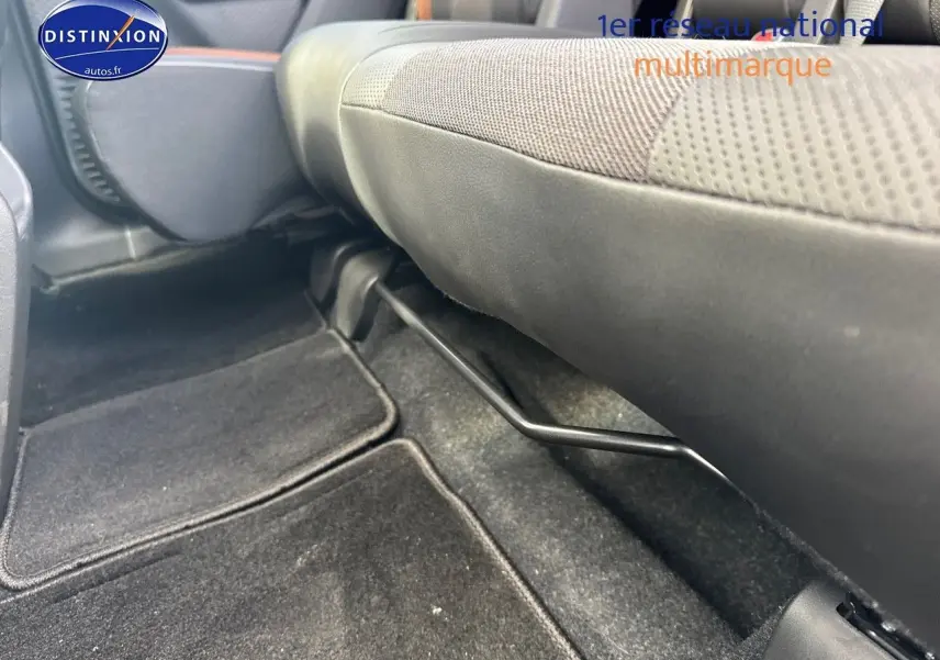Détail du dessous du siège avant droit avec revêtement tissu noir et marron dans un Suzuki Vitara 2026.