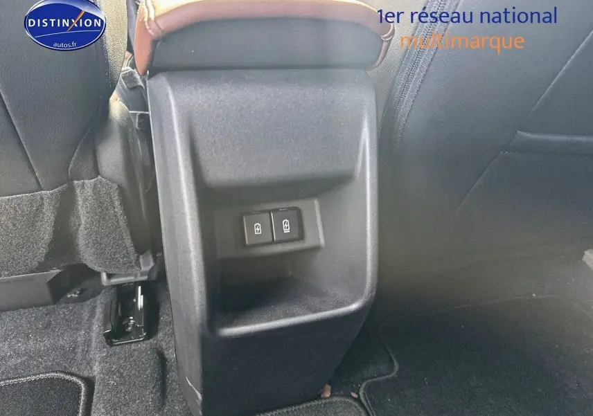 Détail de la console centrale arrière avec commandes de vitres électriques sur Suzuki Vitara 2026 vert Land Breeze et toit noir.