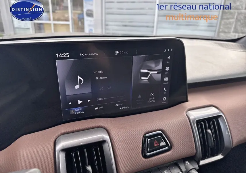 Vue intérieure du tableau de bord du Suzuki Vitara 2026, avec écran tactile et garniture marron contrastant avec le noir.