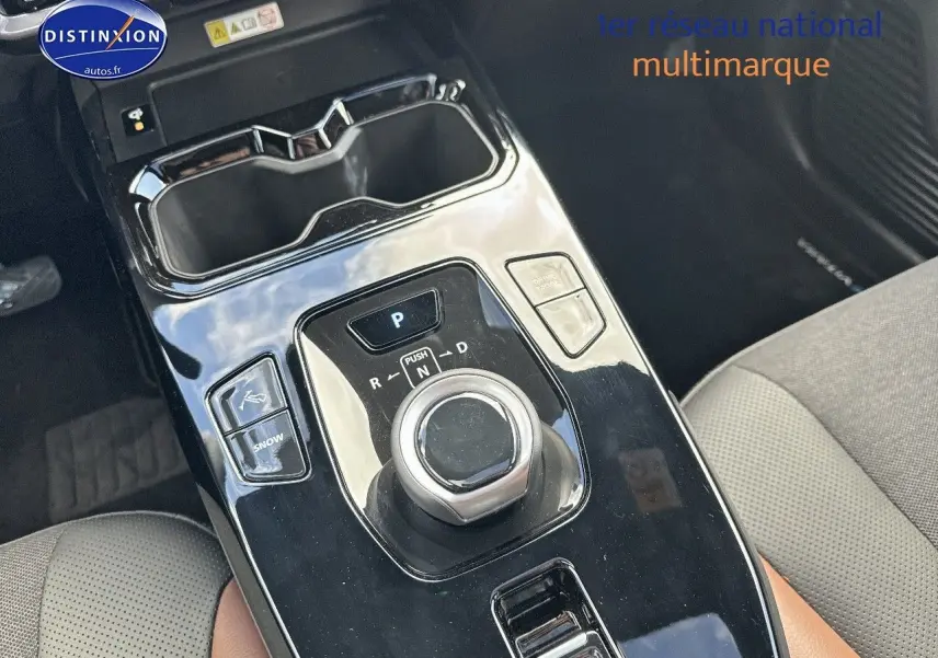 Gros plan sur la console centrale noire brillante avec sélecteur rotatif de boîte auto du Suzuki Vitara 2026.