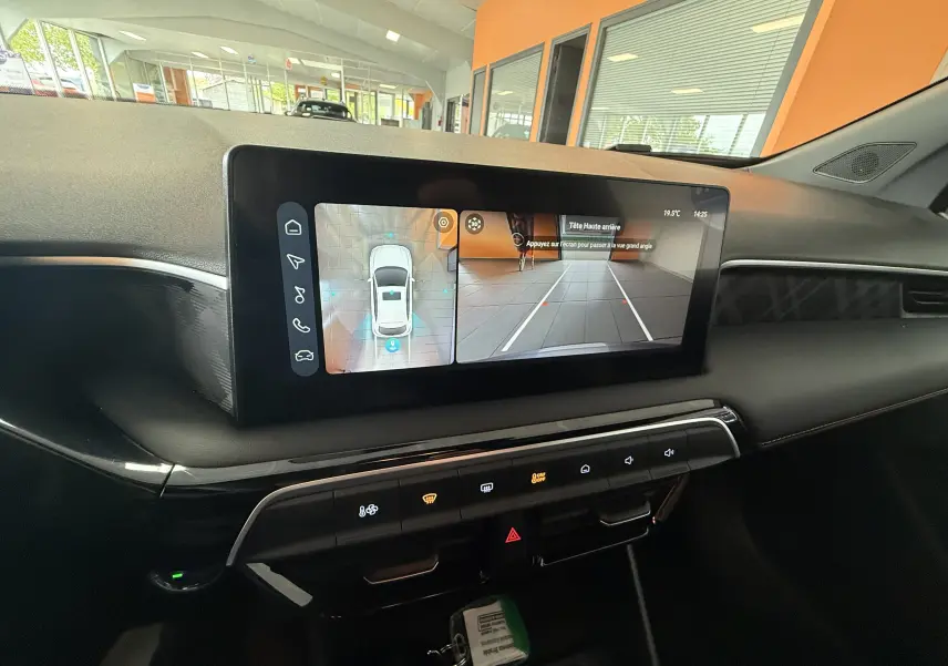 Vue intérieure du tableau de bord du MG3 Hybrid+ avec écran tactile affichant la caméra 360° et les commandes climatisation.