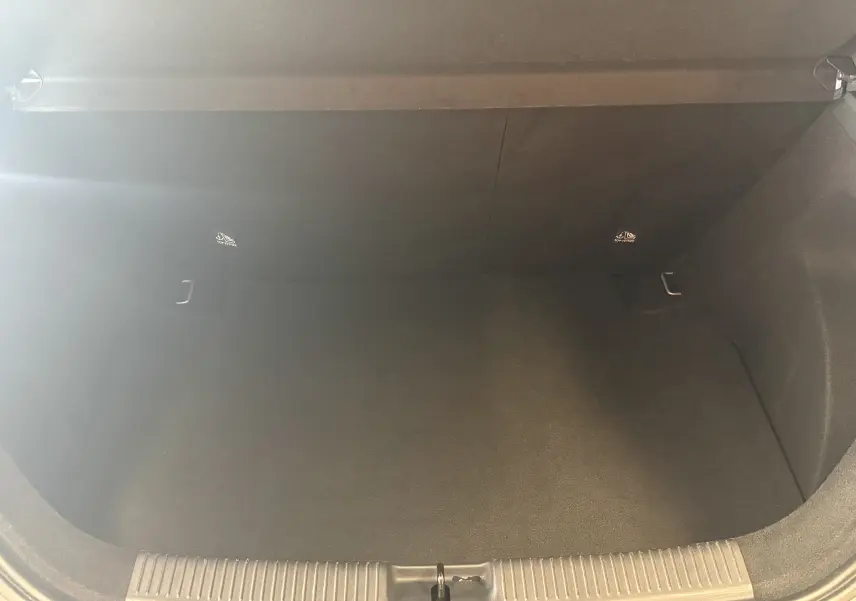 Coffre spacieux vu de dessus, intérieur noir, avec ancrages ISOFIX visibles à l'arrière du MG3 Hybrid+ Hampstead Grey.