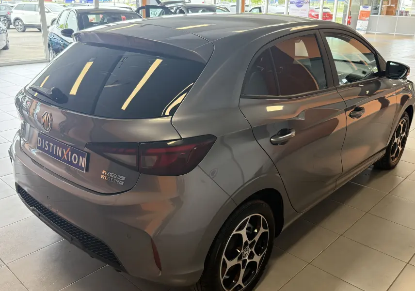 Vue 3/4 arrière droite de la MG3 Hybrid+ Hampstead Grey en intérieur, avec vitres surteintées et jantes bi-ton distinctives.