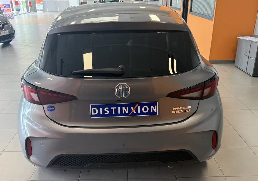 Vue arrière d'une MG3 1.5 L Hybrid+ gris Hampstead en showroom, avec logo MG et badge Hybrid+ visibles.