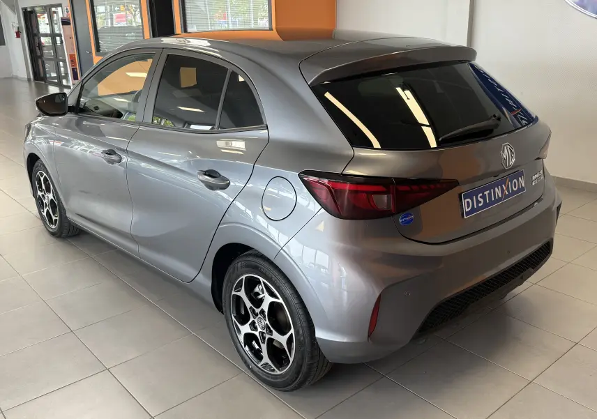 Vue 3/4 arrière gauche d'une MG3 gris Hampstead avec jantes bi-ton et vitres arrière surteintées en showroom.