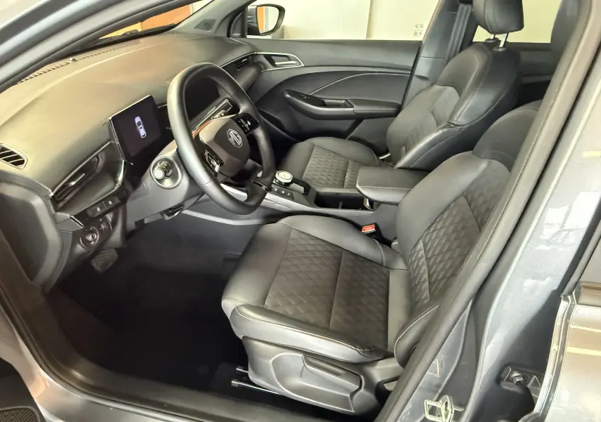 Intérieur noir de la MG3 1.5 L Hybrid+ Luxury vu côté conducteur, avec sièges en similicuir et écran tactile central.