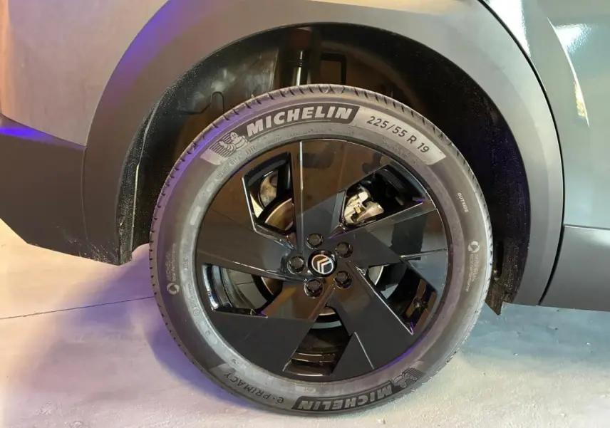 Gros plan sur la roue arrière droite du Citroën C5 Aircross vert 2026, avec jante noire et pneu Michelin 19 pouces.