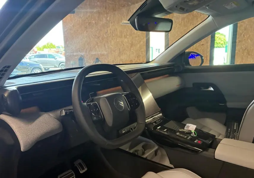 Vue intérieure côté conducteur du Citroën C5 Aircross 2026 vert, avec tableau de bord moderne et volant multifonction.
