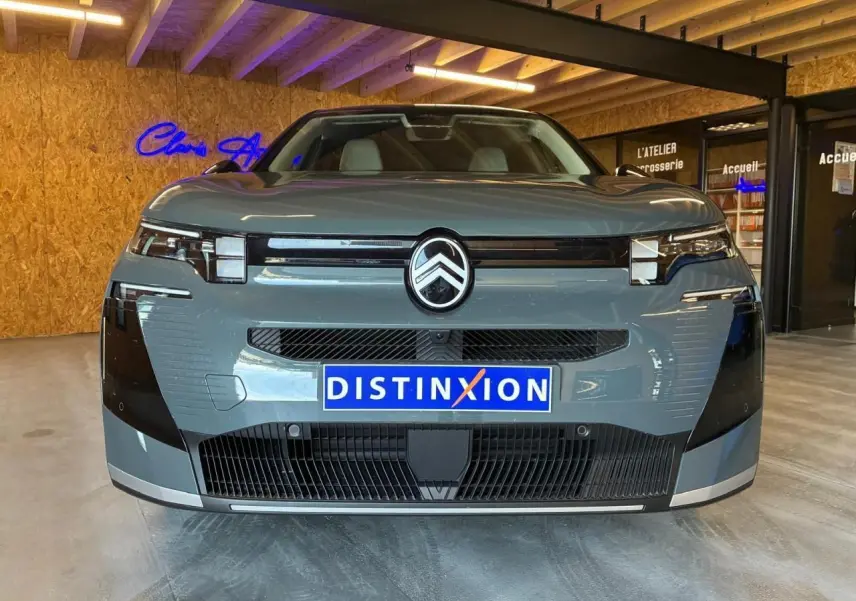 Vue frontale du Citroën C5 Aircross II 1.2 hybride 2026 en vert avec calandre noire et logo centré.