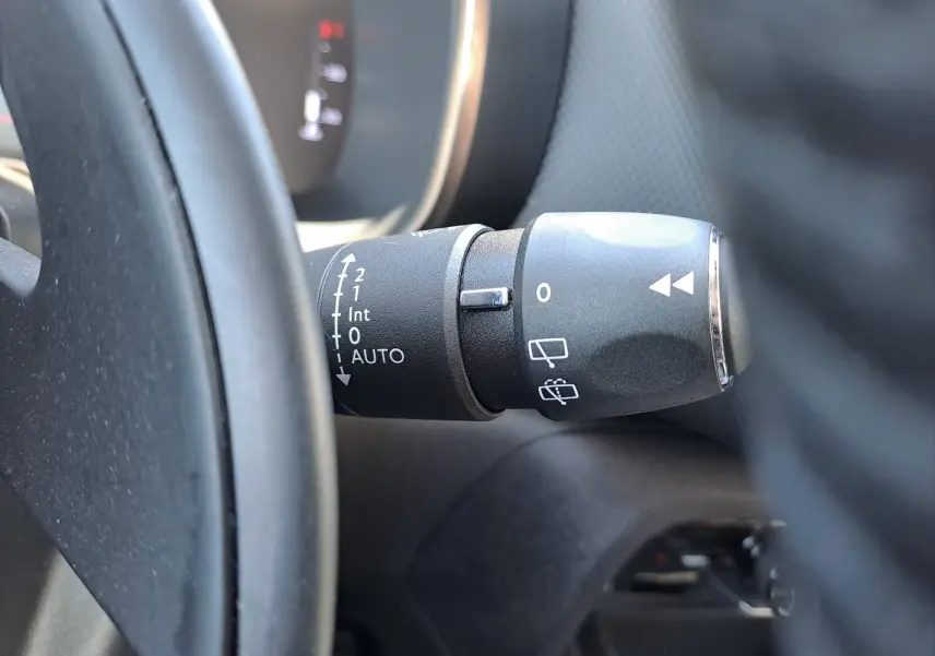 Gros plan sur la commande des essuie-glaces du Citroën C5 Aircross Ph.2 Hybrid 136 e-DCS6 Max, intérieur noir.