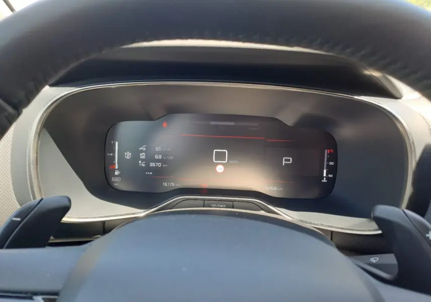 Vue rapprochée du tableau de bord numérique du Citroën C5 Aircross gris, affichant la vitesse et les informations de conduite.