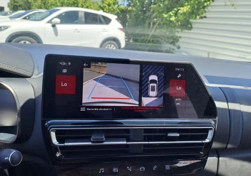 Écran central du tableau de bord du Citroën C5 Aircross gris, affichant la caméra de recul et l'aide au stationnement.