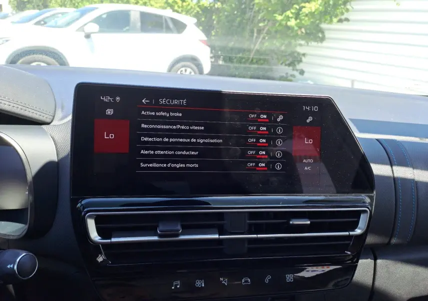 Écran tactile central du tableau de bord du Citroën C5 Aircross Ph.2 Hybrid 136, affichant les options de sécurité.