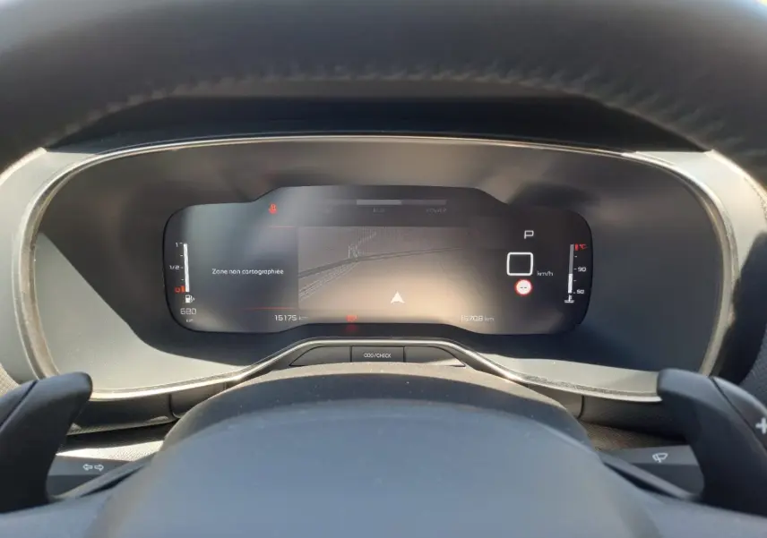 Vue rapprochée du tableau de bord numérique du Citroën C5 Aircross Hybrid 2024 affichant la navigation et les indicateurs.