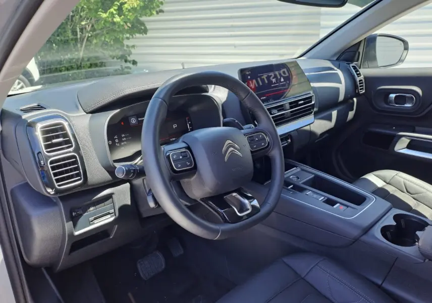 Intérieur noir du Citroën C5 Aircross Ph.2 Hybrid 136 e-DCS6 Max vu côté conducteur, tableau de bord moderne avec écran tactile.