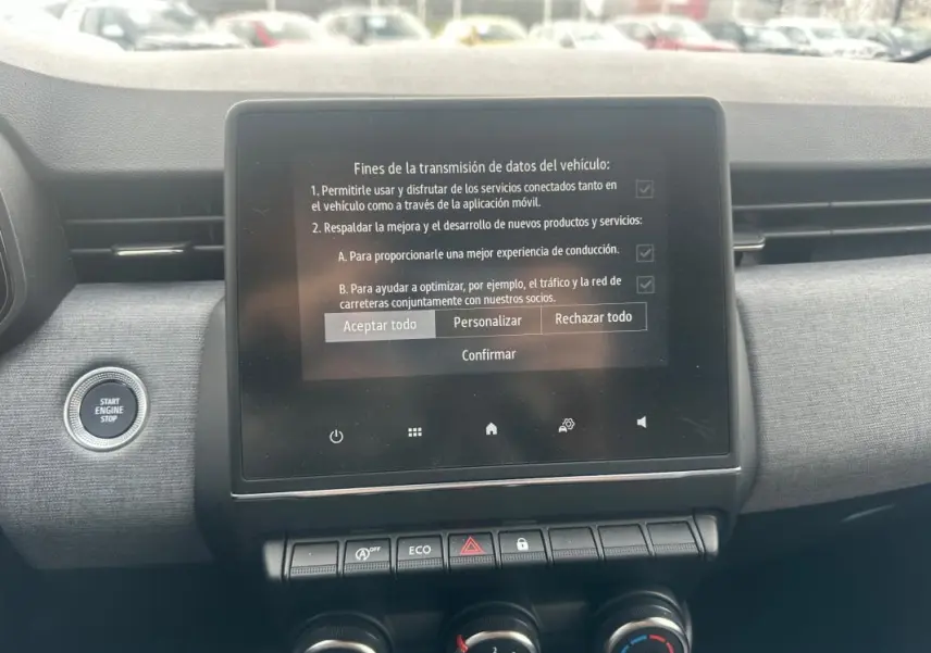 Vue rapprochée de l'écran tactile central et de la console de la Renault Clio V dCi 100 Evolution noire, intérieur moderne.