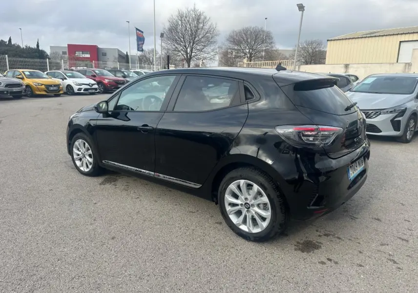 Renault Clio V dCi 100 Evolution noire vue en 3/4 arrière droit, vitres surteintées et jantes alliage visibles.