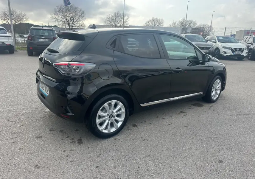 Renault Clio V dCi 100 Evolution noire vue en 3/4 arrière droit avec vitres surteintées et jantes argentées.