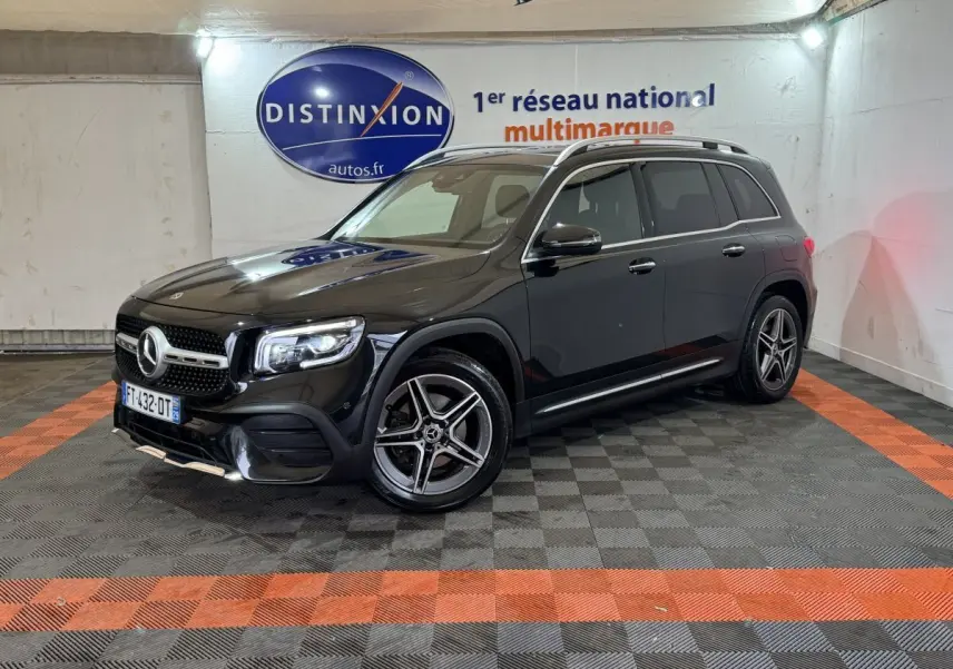 Mercedes GLB 200 d AMG Line noir, vue 3/4 avant droit, avec jantes alliage et rails de toit chromés.