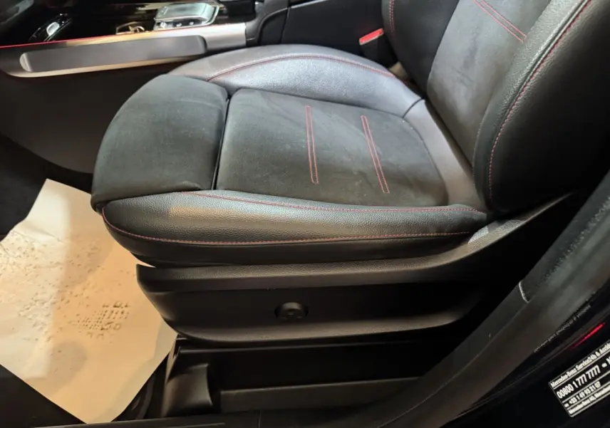 Gros plan sur le siège avant droit noir avec surpiqûres rouges du Mercedes GLB 200 d AMG Line 2020.