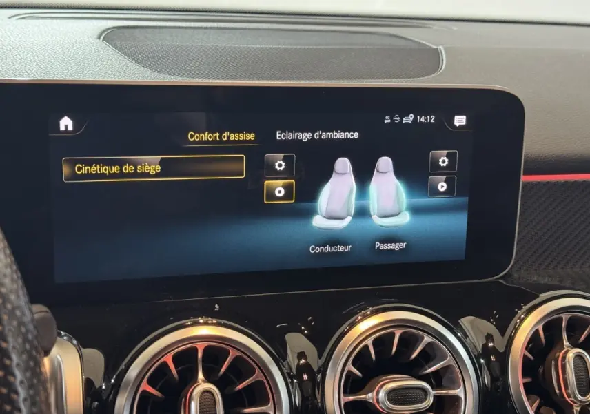 Écran tactile intérieur du Mercedes GLB 200 d AMG Line 2020 affichant les réglages de confort d’assise.