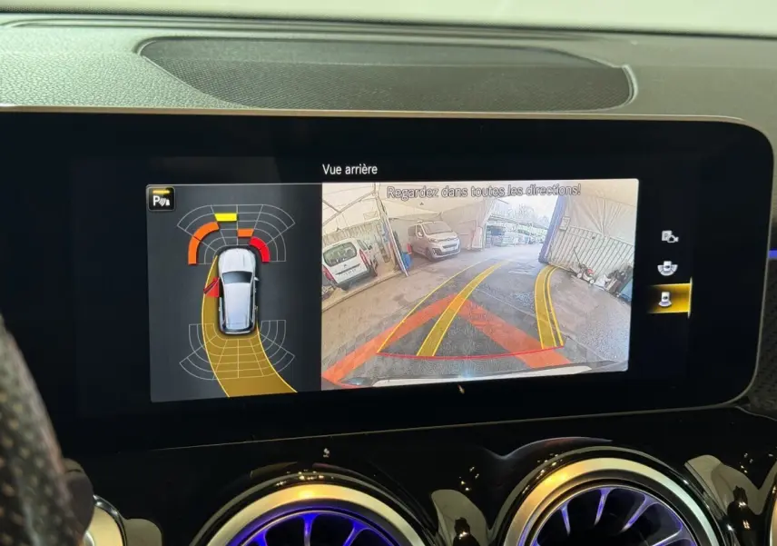 Affichage écran tactile intérieur du Mercedes GLB 200 d AMG Line 2020 montrant la caméra de recul et l'aide au stationnement.