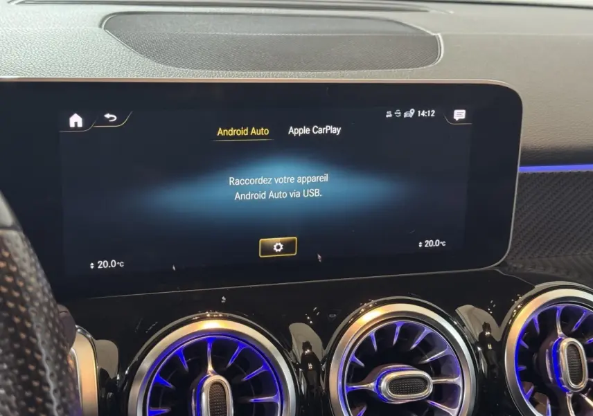 Écran tactile central du tableau de bord du Mercedes GLB 200 d AMG Line avec aérateurs ronds lumineux bleu.