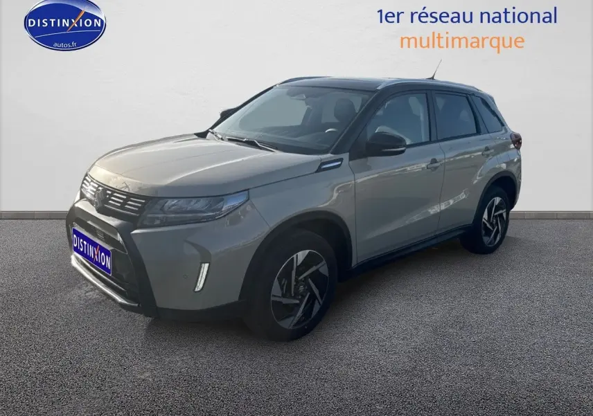 Suzuki Vitara 2026 hybride en So'Color Savanna Ivory/Black métal, vue 3/4 avant droit sur fond neutre.