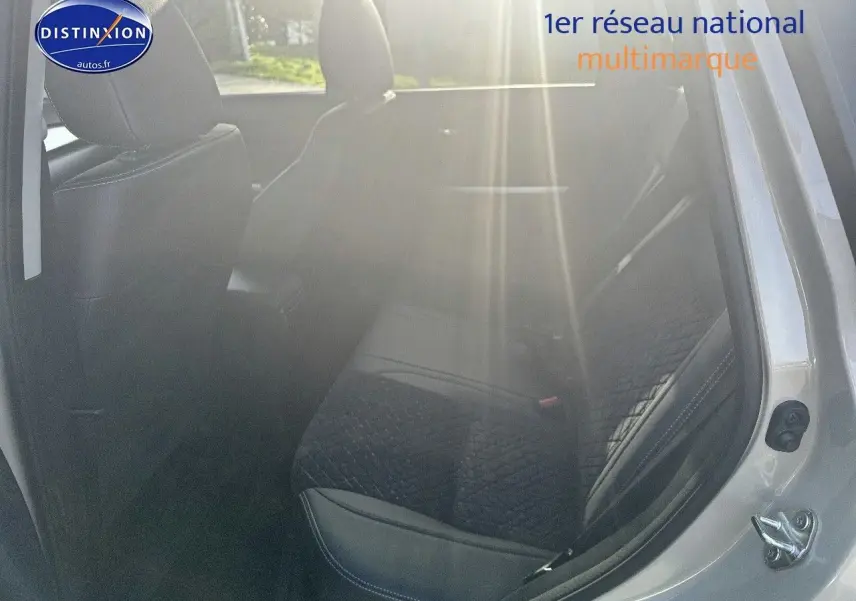 Vue intérieure côté arrière droit du Suzuki Vitara 2026, sièges en suédine et cuir noir avec surpiqûres blanches.