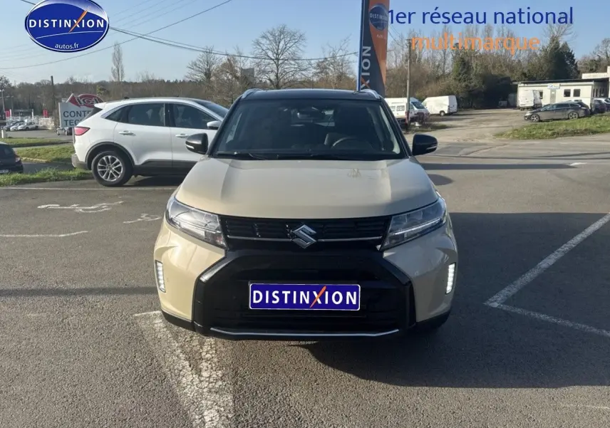 Suzuki Vitara 2026 beige So'Color Savanna Ivory vue de face avec calandre noire et toit noir.
