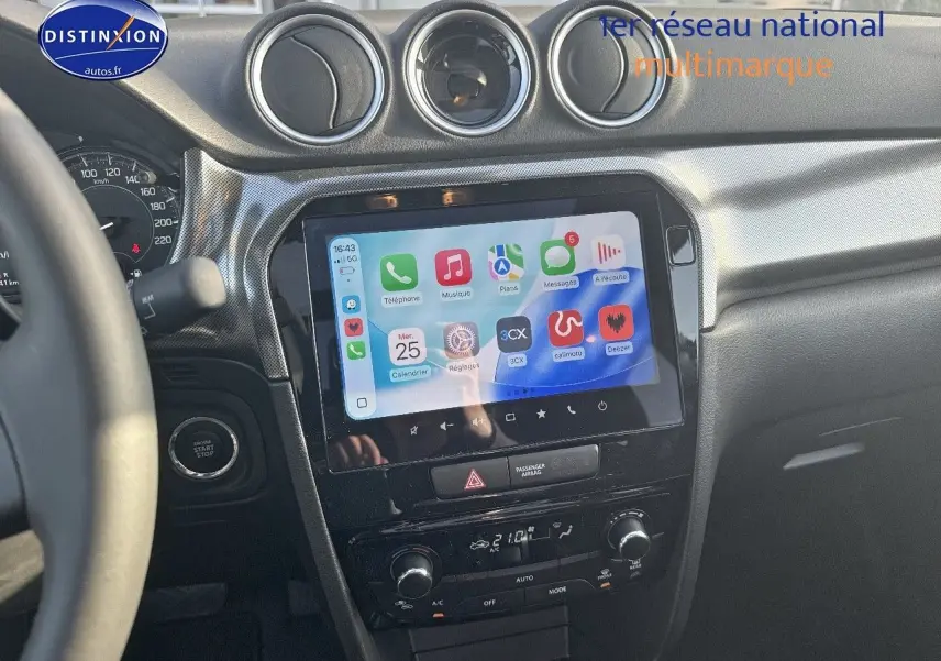 Vue intérieure du tableau de bord du Suzuki Vitara 1.4 Boosterjet Hybrid avec écran tactile et commandes climatisation.