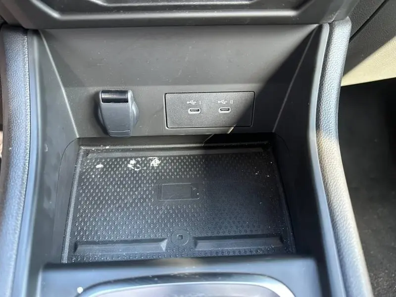 Gros plan sur la console centrale du Renault Captur 2025, montrant les ports USB-C et un espace de rangement noir texturé.