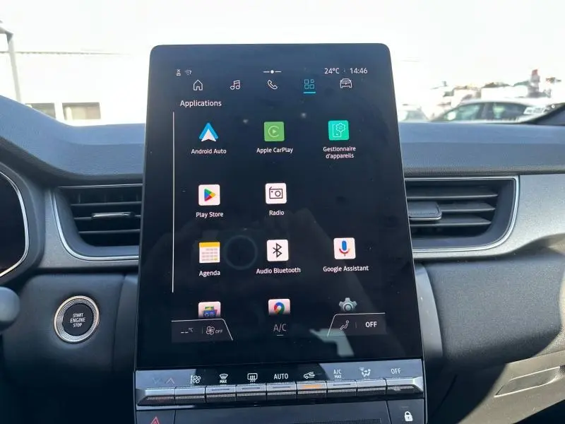 Écran tactile central du tableau de bord du Renault Captur 2025, affichant les applications Android Auto et Apple CarPlay.
