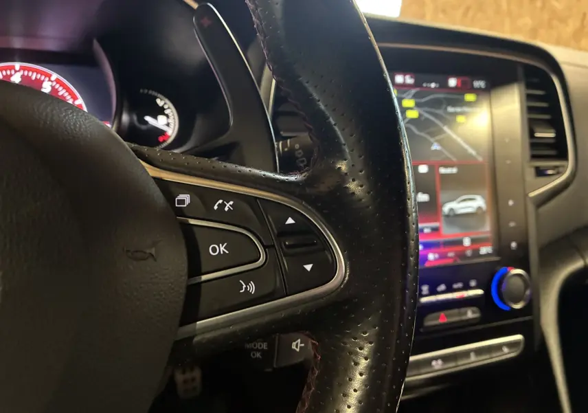 Gros plan sur le volant en cuir perforé et le tableau de bord avec écran tactile de la Renault Mégane IV RS 280 EDC6.