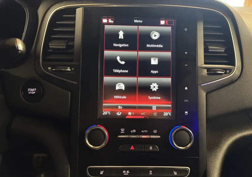 Vue rapprochée de la console centrale tactile de la Renault Mégane IV RS 280 blanche avec commandes climatisation et bouton Start/Stop.