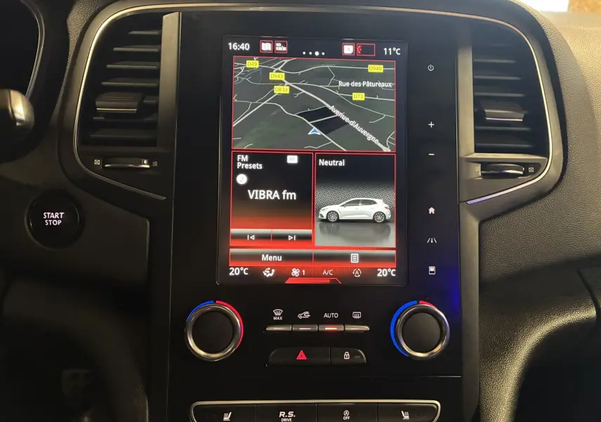 Vue rapprochée de l’écran tactile central et des commandes de climatisation du Renault Mégane IV RS 280 blanc de 2018.