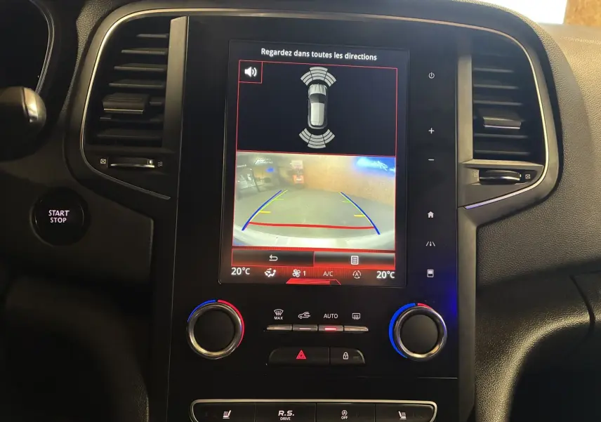 Vue rapprochée de la console centrale de la Renault Mégane IV RS 280 EDC6 avec écran de caméra de recul et commandes climatisation.